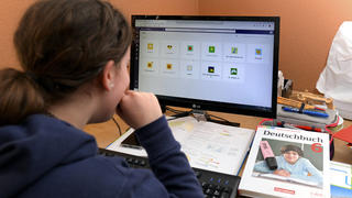 26.02.2020, Kinder und Familie, Modelreleased. Schulkind Viola aus Bayern macht wegen der Corona-Pandemie Unterricht von Zuhause aus. An ihrem Schreibtisch und Computer lernt sie täglich neuen Stoff über E-Mail und speziellem Schul-App TEAMS . 26.02.2020, Kinder und Familie, homeschooling 26.02.2020, Kinder und Familie, homeschooling *** 26 02 2020, Children and Family, Modelreleased Schoolchild Viola from Bavaria is teaching from home because of the Corona Pandemic At her desk and computer she learns new material daily via email and special school app TEAMS 26 02 2020, Children and Family, homeschooling 26 02 2020, Children and Family, homeschooling 