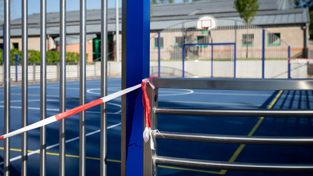 Der Bund will bis zum 6. Mai ein Konzept zur weiteren schrittweisen Öffnung von Schulen, Kindertagesstätten und zur Wiederaufnahme des Sportbetriebs erarbeiten lassen.