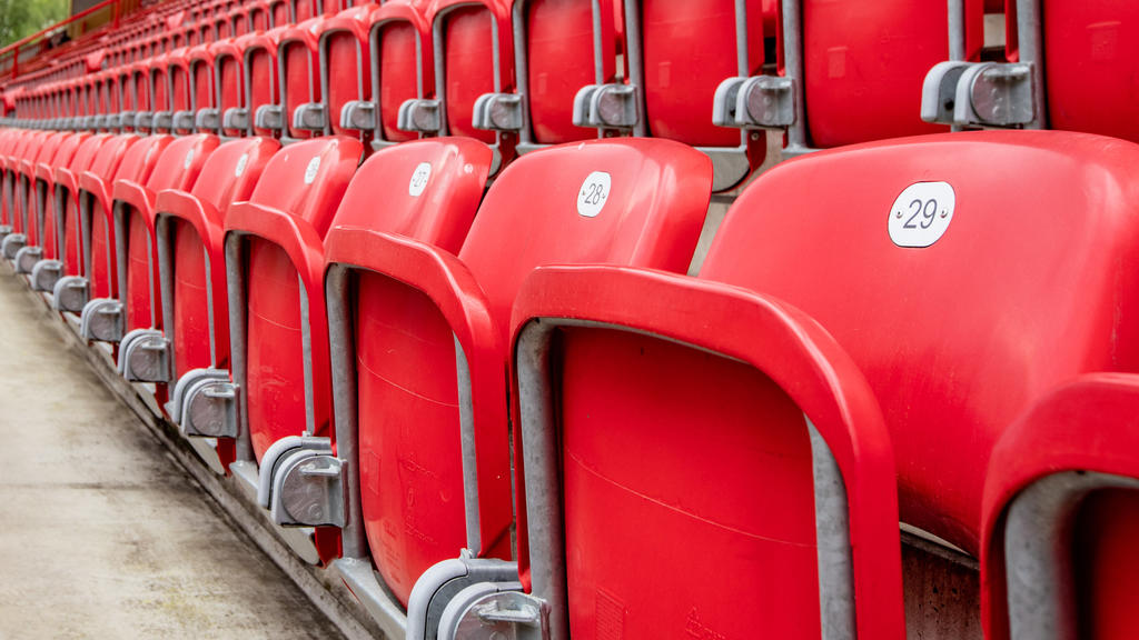 29.04.2020, Berlin: Die Sitze in den Reihen des menschenleeren Stadion "An der Alten Försterei", dem Heimstadion des Fußball-Bundesligisten 1.FC Union Berlin, sind hochgeklappt. Wegen der Maßnahmen zur Eindämmung des Coronavirus können derzeit keine