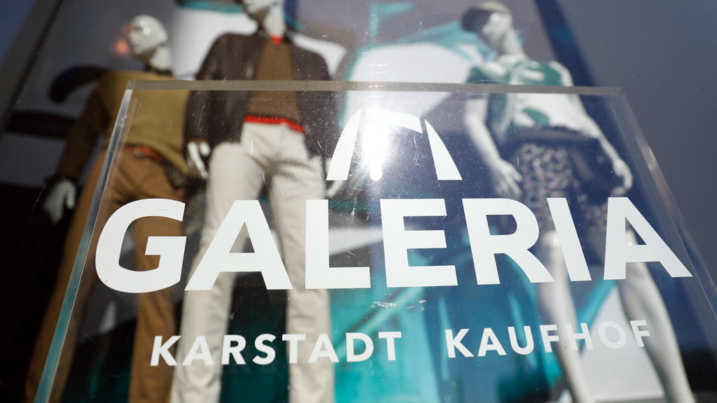 A shoping window of the German department store chain Galeria Karstadt Kaufhof is seen, during the spread of coronavirus disease (COVID-19) in Berlin, Germany, April 20, 2020. REUTERS/Axel Schmidt