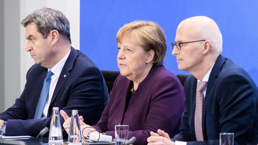 Berlin, Pressekonferenz Merkel, Söder und Tschentscher Deutschland, Berlin - 12.03.2020: Im Bild sind Markus Söder Bayerischer Ministerpräsident, csu, Angela Merkel Bundeskanzlerin, cdu, Peter Tschentscher Erster Bürgermeister Hamburg, spd und Steff