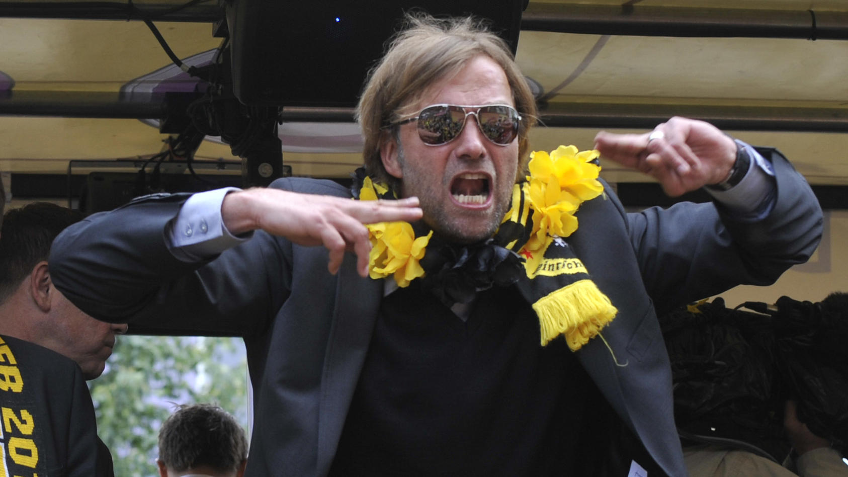 Geschäftsführer Hans-Joachim Watzke (l) und Trainer Jürgen Klopp vom Fußball-Bundesligisten Borussia Dortmund feiern am Sonntag (15.05.2011) auf einem Umzugswagen mit einem Autokorso die Meisterschaft in Dortmund. Der BVB ist deutscher Fußball-Meiste