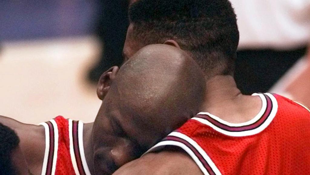 Michael Jordan von Scottie Pippen gestützt