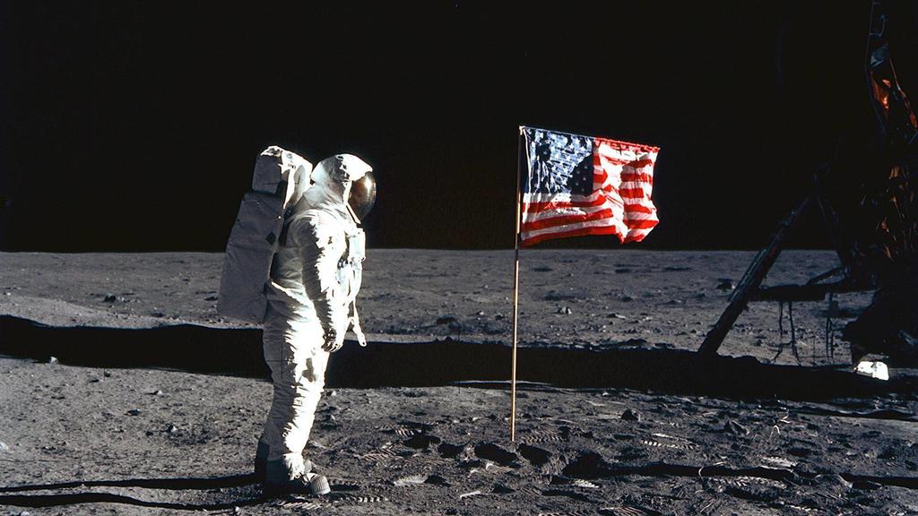 Astronaut Buzz Edwin Eugene Aldrin USA neben der amerikanischen Fahne auf dem Mond während der Mission Apollo 11 - PUBLICATIONxINxGERxSUIxAUTxHUNxONLY - KSC99071508