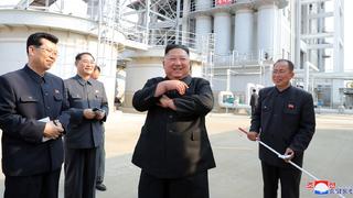 HANDOUT - 01.05.2020, Nordkorea, ---: Dieses von der staatlichen nordkoreanischen Nachrichtenagentur KCNA am 02.05.2020 zur Verfügung gestellte Foto zeigt Kim Jong Un (M), Machthaber von Nordkorea. Rund drei Wochen war Kim Jong Un von der Bildfläche verschwunden - nun hat sich Nordkoreas Machthaber nach Berichten der Staatsmedien wieder in der Öffentlichkeit gezeigt. Kim habe an einer Zeremonie zur Fertigstellung einer Düngemittelfabrik nördlich von Pjöngjang teilgenommen, heißt es. ACHTUNG: Das Foto wurde von der staatlichen nordkoreanischen Nachrichtenagentur KCNA zur Verfügung gestellt. Sein Inhalt kann nicht eindeutig verifiziert werden. Foto: -/KCNA/dpa - ACHTUNG: Nur zur redaktionellen Verwendung im Zusammenhang mit der aktuellen Berichterstattung und nur mit vollständiger Nennung des vorstehenden Credits +++ dpa-Bildfunk +++
