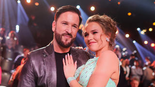 ARCHIV - 07.03.2020, Nordrhein-Westfalen, Köln: Laura Müller, TV-Persönlichkeit, und ihr Freund Michael Wendler, Sänger, umarmen sich nach der RTL-Tanzshow «Let's Dance» im Coloneum. (Zu dpa: «Der Wendler verlobt sich mit Freundin Laura») Foto: Rolf Vennenbernd/dpa +++ dpa-Bildfunk +++