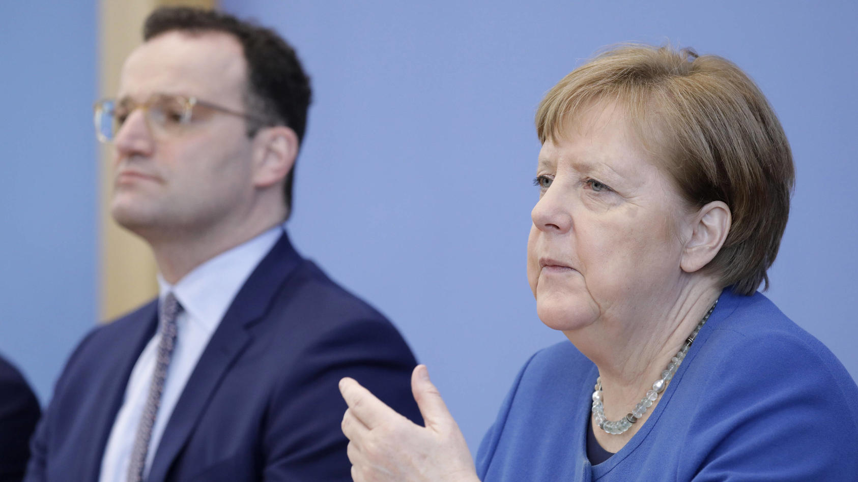 Jens Spahn, Bundesminister für Gesundheit und Angela Merkel nannten falsche Infektionszahlen.