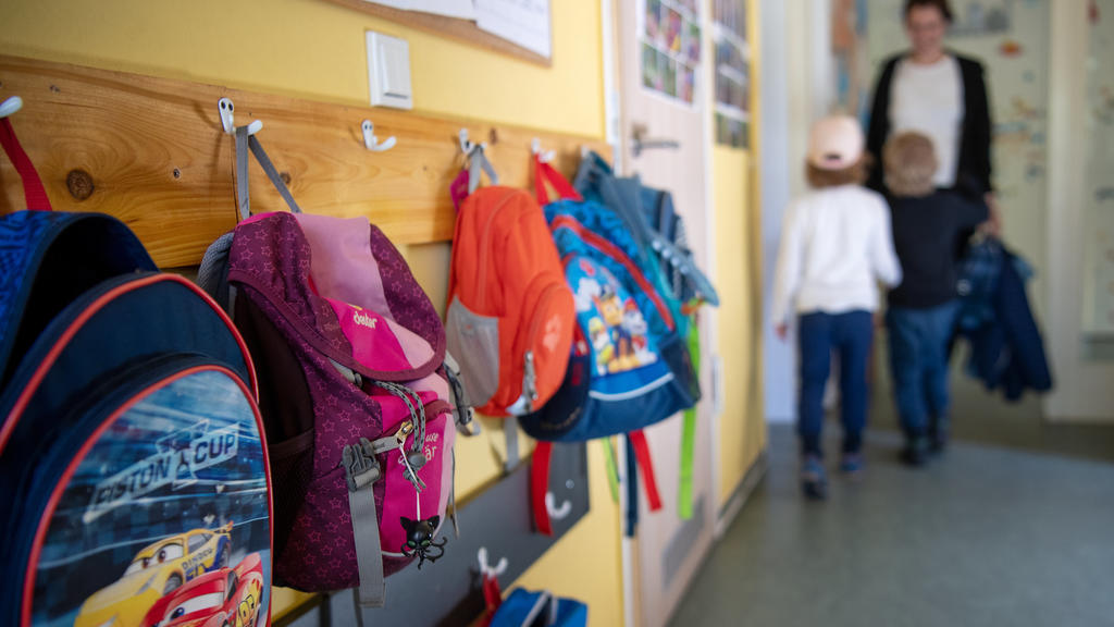 ARCHIV - 24.04.2019, Brandenburg, Wandlitz: Kinderrucksäcke hängen im Eingangsbereich in einem Kindergarten. Experten der Deutschen Gesellschaft für Kinder- und Jugendmedizin halten eine Maskenpflicht für Kita-Kinder für «definitiv nicht umsetzbar».
