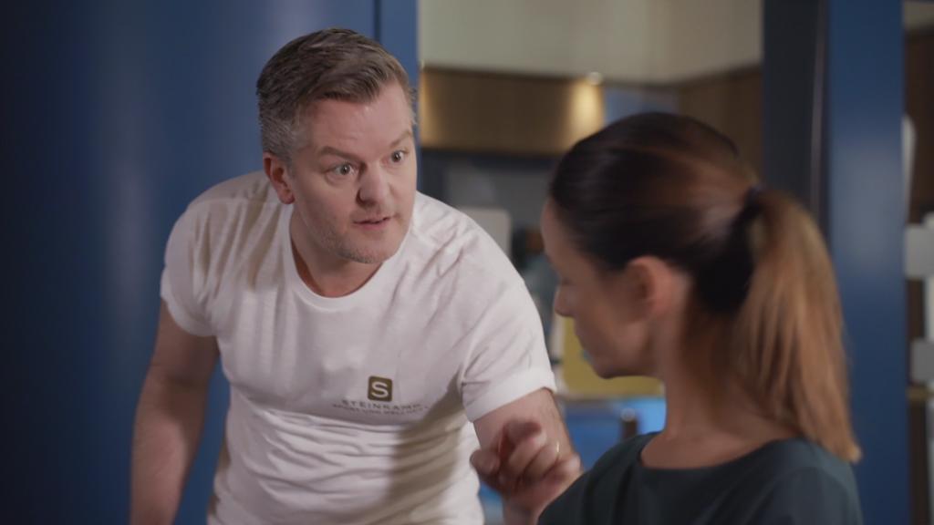 AWZ: Ingo redet auf Jenny ein.
