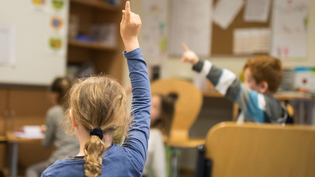 ARCHIV - 02.05.2017, Hessen, Eltville-Rauenthal: Schüler melden sich in einer Grundschule beim Unterricht. (zu dpa «Fast 500 pensionierte Lehrkräfte im Dienst») Foto: Frank Rumpenhorst/dpa +++ dpa-Bildfunk +++