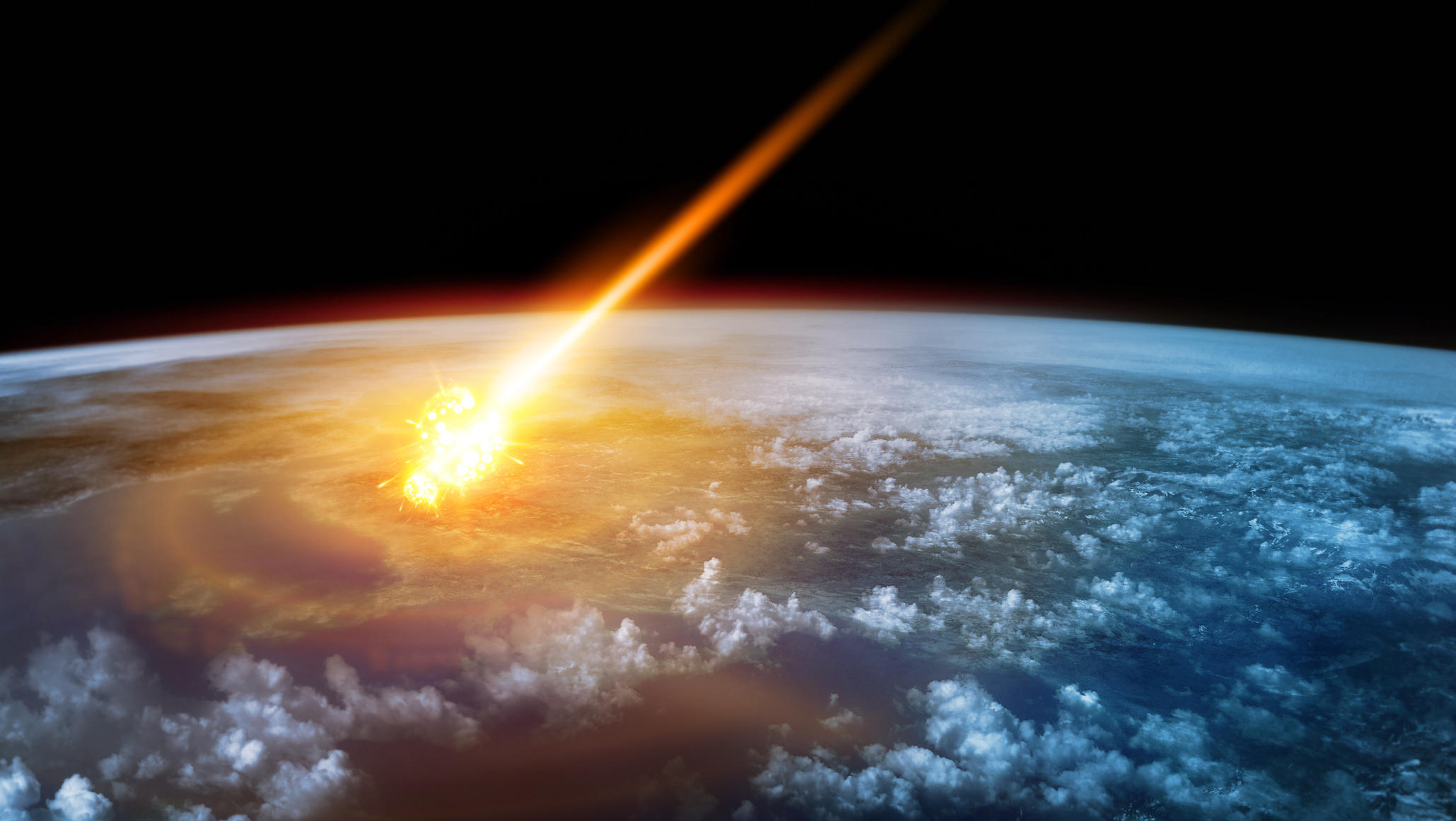 Ein Meteor verglüht beim Eintritt in die Erdatmosphäre zu einem Feuerball.