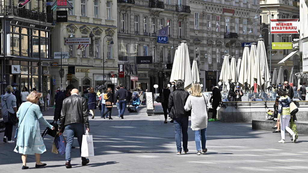 02.05.2020, Österreich, Wien: Menschen gehen durch eine Fußgängerzone. Von diesem Samstag an dürfen alle Geschäfte sowie viele Dienstleistungsbetriebe wie Friseure wieder öffnen. Es gelten aber weiter Hygiene-Vorschriften. So soll möglichst ein Minde