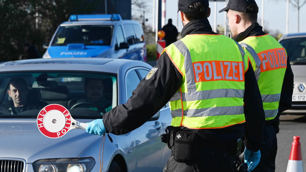 ARCHIV - 16.03.2020, Baden-Württemberg, Kehl: Am deutsch-französischen Grenzübergang in Kehl finden Grenzkontrollen statt. Die EU-Innenminister beraten sich in einer Videokonferenz unter anderem zu den in der Corona-Krise eingeführten Kontrollen. Fot