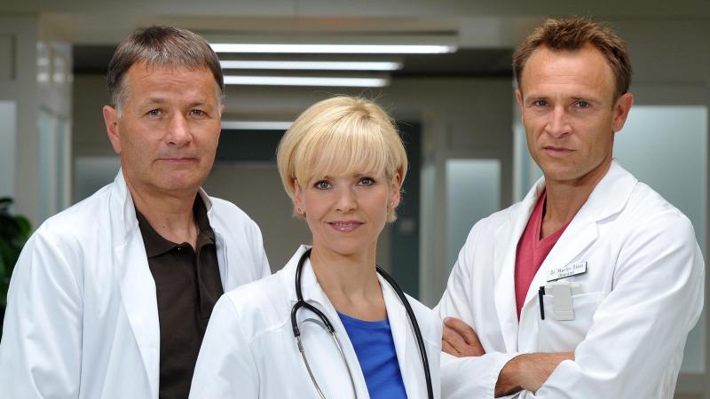 Andrea Kathrin Loewig mit ihren Schauspielkollegen am Set von "In aller Freundschaft".
