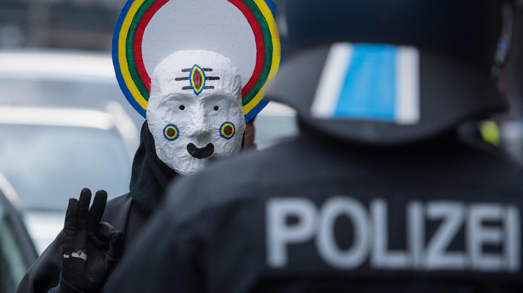 Berlin, Protest am 1. Mai Deutschland, Berlin - 01.05.2020: Im Bild ist ein Demonstrant mit Maske vor einem Polizisten im Stadteil Kreuzberg zu sehen. Berlin Berlin Deutschland *** Berlin, Protest on 1 May Germany, Berlin 01 05 2020 The picture shows