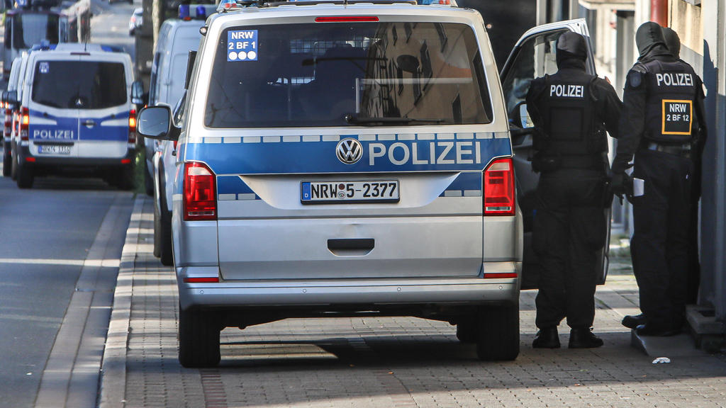 News Bilder des Tages Razzia gegen Geldautomatenknacker 2020.04.23 Einsatzkräfte der Polizei haben am Donnerstagmorgen ein Gebäude in Dortmund Eving, an der Evinger Straße 236 durchsucht. Die Razzia steht im Zusammenhang mit einer Aktion in mehreren