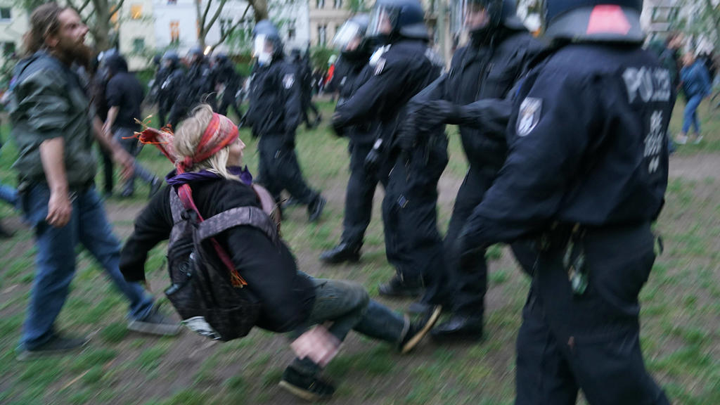 01.05.2020, Berlin, Deutschland, GER - Impressionen von der revolutionären 1. Mai Demonstration in Berlin Kreuzberg. Im Bild: Polizisten schubsen eine Demonstrantin. *** 01 05 2020, Berlin, Germany, GER Impressions of the revolutionary May Day demon