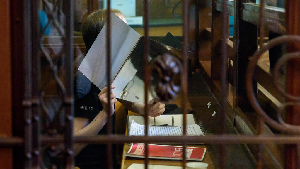 Der Angeklagte Andre M.zum Prozessauftakt wegen rechtsextremer Drohmails der Nationalsozialistischen Offensive vor dem Berliner Landgericht Berlin unter Vorsitz von Richter Thorsten Braunschweig. snapshot-photography/F.Boillot *** Defendant Andre M a