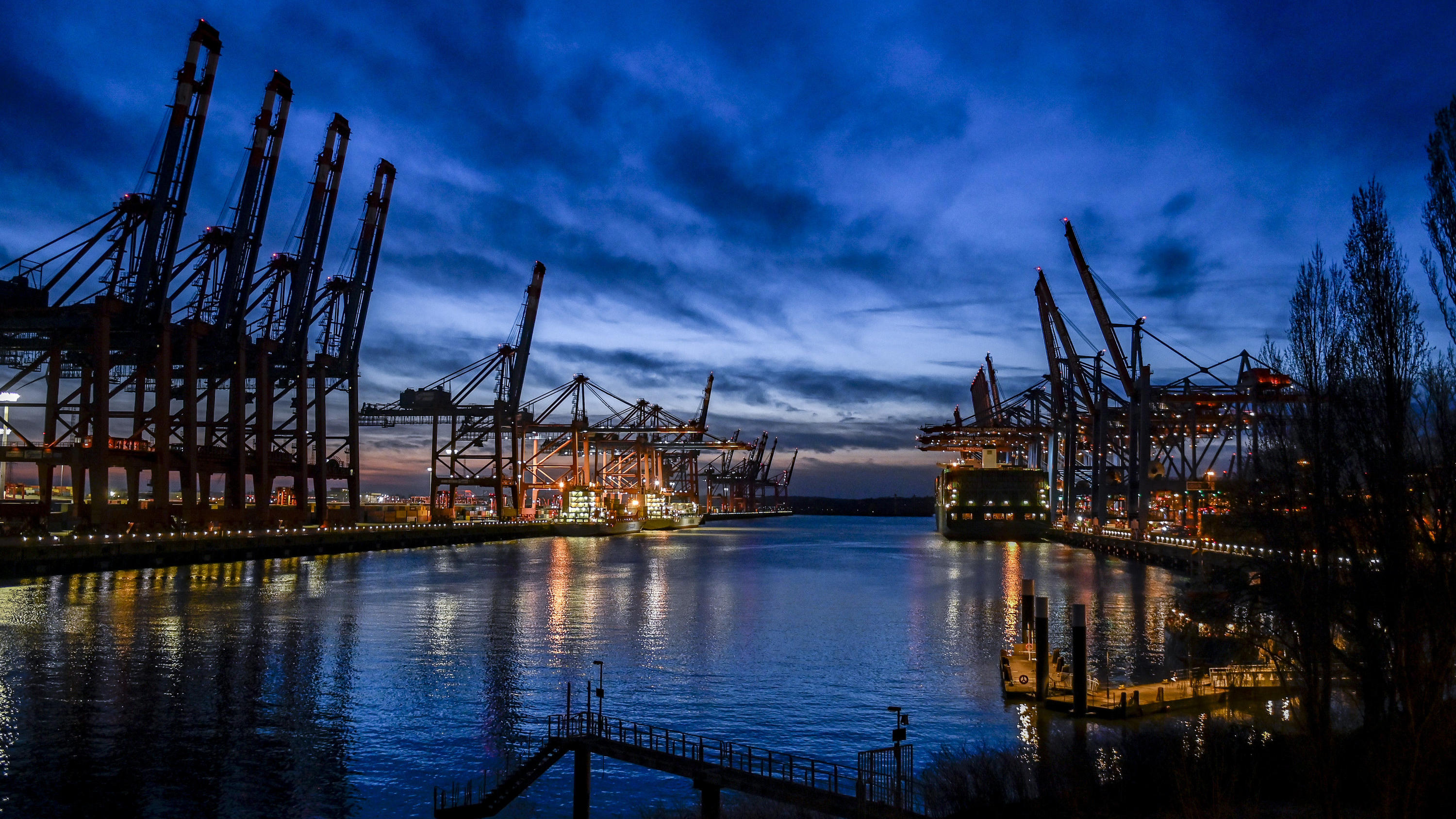 ARCHIV - 24.03.2020, Hamburg: Containerschiffe liegen an den Terminals in Waltershof im Hamburger Hafen. (zu dpa «Statistisches Bundesamt zu Exporten im Februar 2020» vom 09.04.2020) Foto: Axel Heimken/dpa +++ dpa-Bildfunk +++