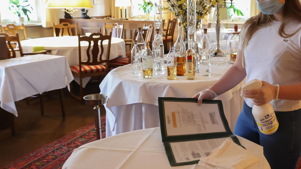 Hannover, 05.05.2020, Gastronomen bereiten sich nach Corona-Shutdown auf das wieder öffnen vor, Gastronomie, Restaurant, desinfizieren der Speisekarte, *** Hanover, 05 05 2020, restaurateurs are preparing to reopen after Corona shutdown, gastronomy,