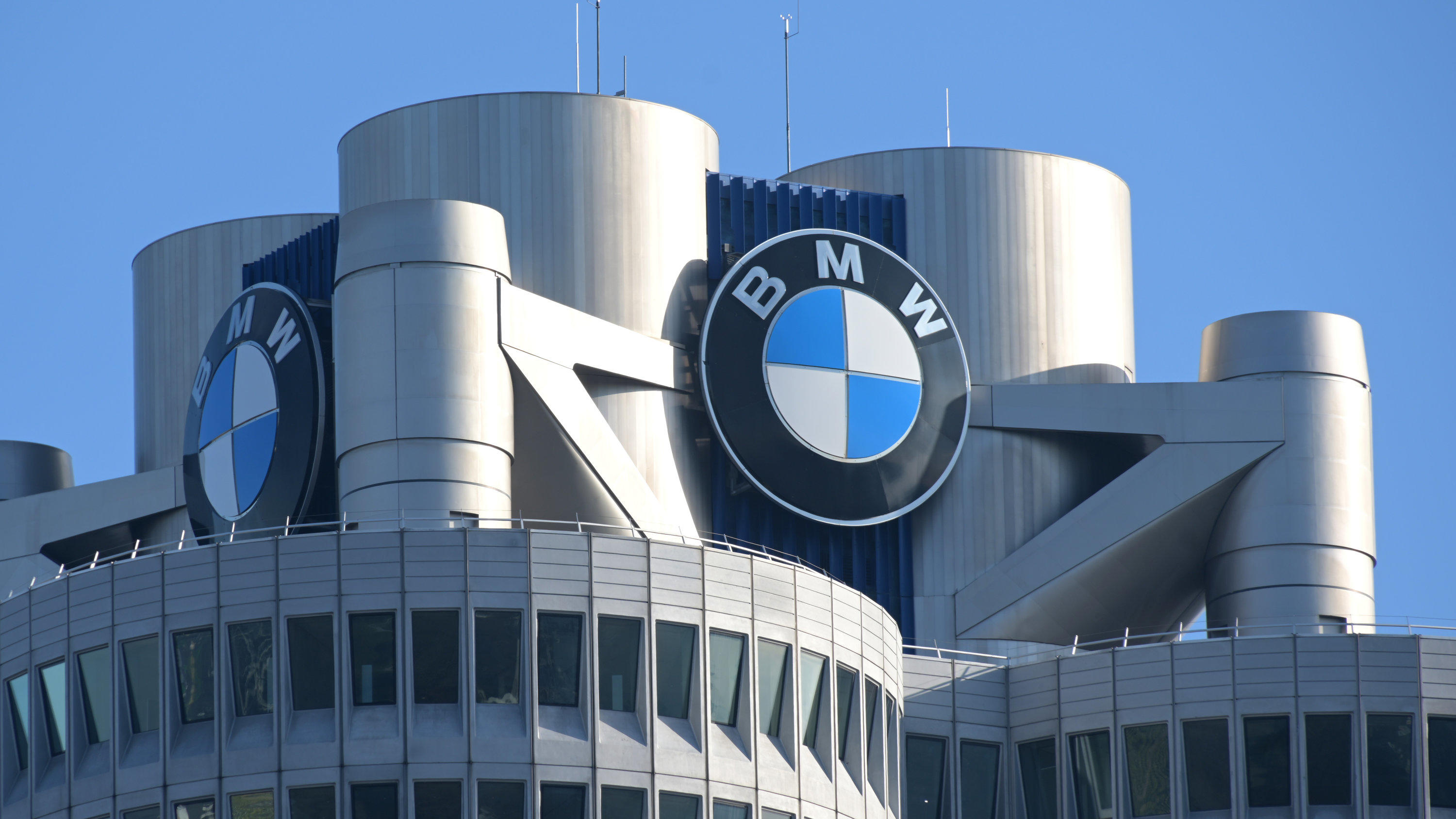 ARCHIV - 20.03.2019, Bayern, München: Das BMW-Logo auf dem Firmensitz des Automobilherstellers BMW vor Beginn der Bilanz-Pressekonferenz. (zu dpa: "BMW will Stellen streichen - Ausblick für Kernsparte gesenkt") Foto: Tobias Hase/dpa +++ dpa-Bildfunk 