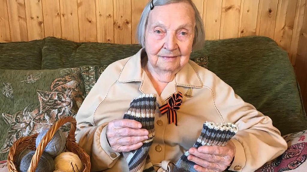 Die russische Veteranin Zinaida Korneva (97) hat Socken für Colonel Tom Moore gestrickt.
