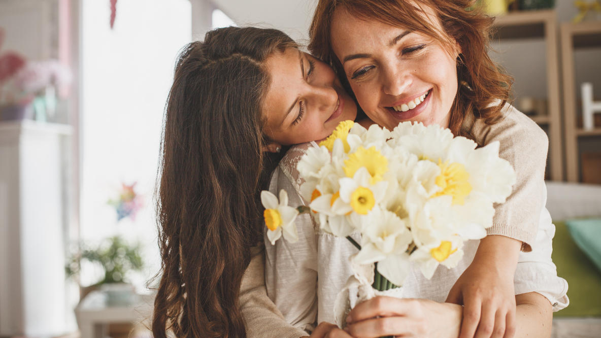 Frau schenkt Blumen zum Muttertag