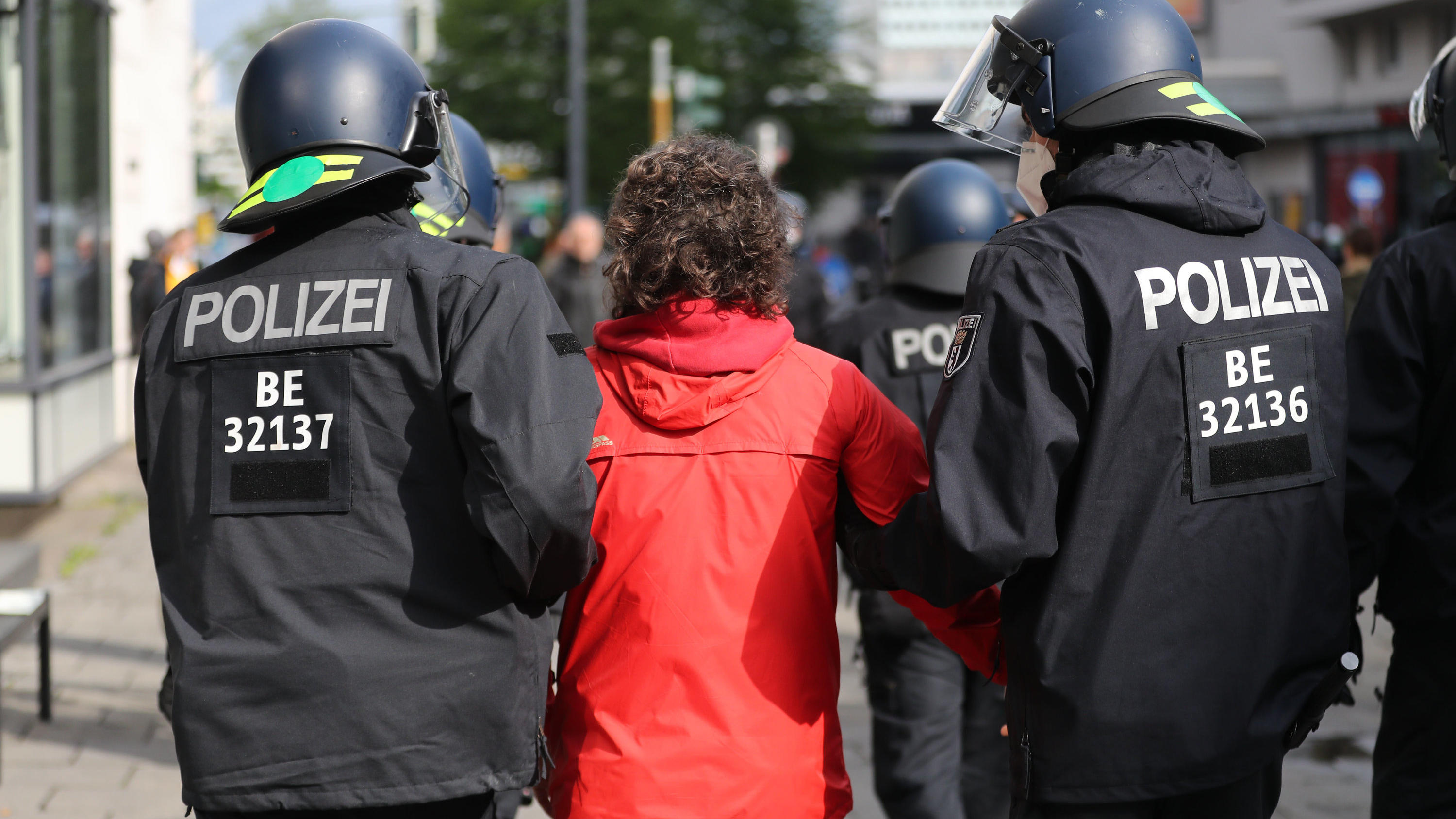 02.05.2020, Berlin: Ein Demonstrant wird in der nähe des Rosa-Luxemburg-Platz bei einer Kundgebung gegen die Corona-Einschränkungen von Polizisten abgeführt. Verschiedene Kundgebungen finden auf dem Rosa-Luxemburg-Platz statt. Zu einer der Kundgebung