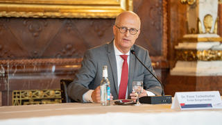 Landespressekonferenz LPK Hamburg - Der Hamburger Senat informiert zum aktuellen Stand in der Corona-Krise - Erster Bürgermeister Peter TschentscherLandespressekonferenz LPK Hamburg - Der Hamburger Senat informiert zum aktuellen Stand in der Corona-Krise -, Hamburg Hamburg Deutschland Rathaus *** State Press Conference LPK Hamburg The Hamburg Senate informs about the current state of the corona crisis First Mayor Peter Tschentscher State Press Conference LPK Hamburg The Hamburg Senate informs about the current state of the corona crisis, Hamburg Hamburg Deutschland Rathaus 