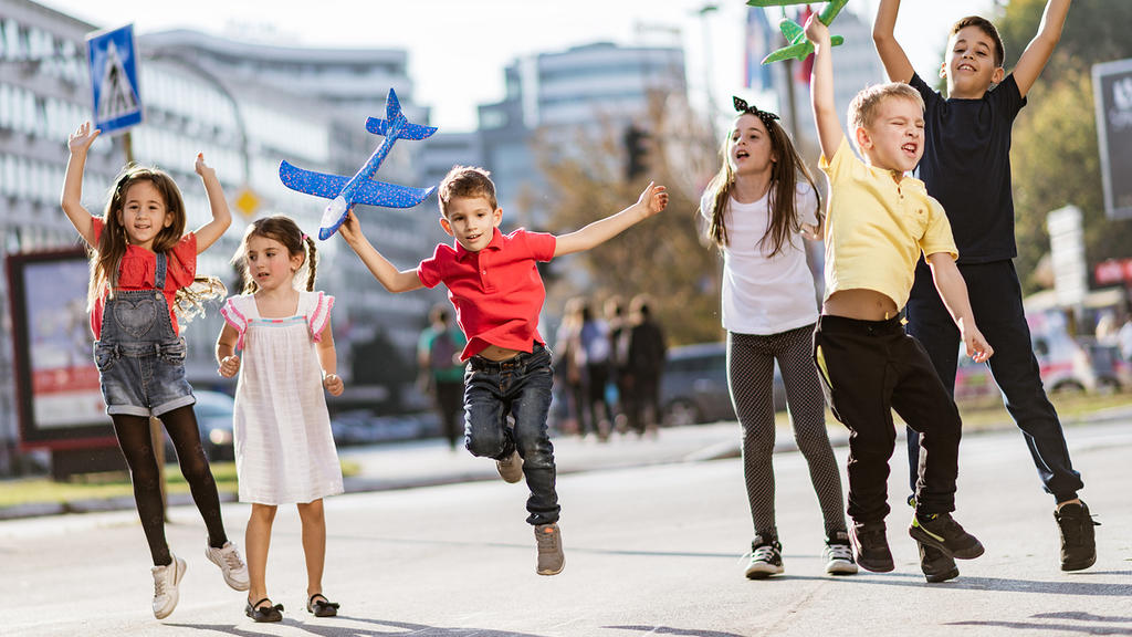 Endlich dürfen Kinder wieder auf der Straße spielen