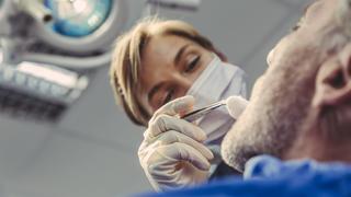  Dental surgeon during surgical procedure on a patient model released Symbolfoto property released PUBLICATIONxINxGERxSUIxAUTxHUNxONLY MFF04571