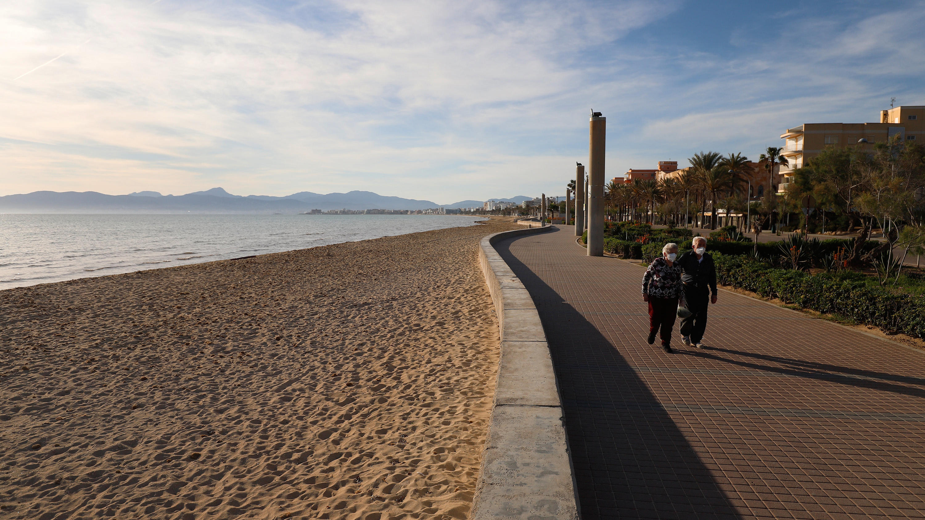 03.05.2020, Spanien, Palma: Ältere Menschen spazieren am Strand El Arenal in Palma de Mallorca. Die strenge Ausgangssperre zur Eindämmung der Corona-Pandemie ist in Spanien nach knapp sieben Wochen für Freizeitaktivitäten gelockert worden. Die Bürger