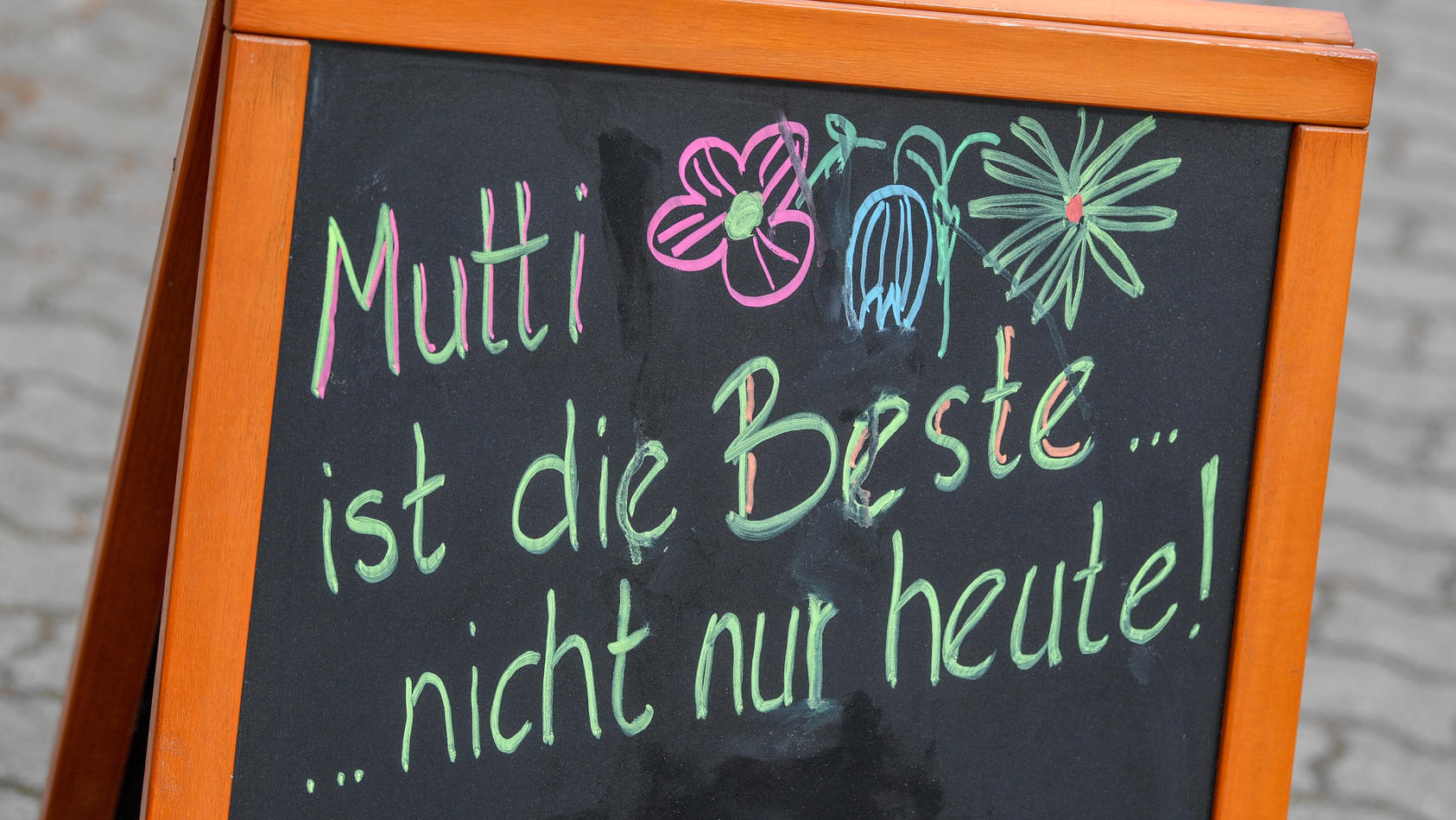  Ein Schild mit der Aufschrift «Mutti ist die Beste... ...nicht nur heute!» steht anlässlich des Muttertages vor einer Gaststätte. 