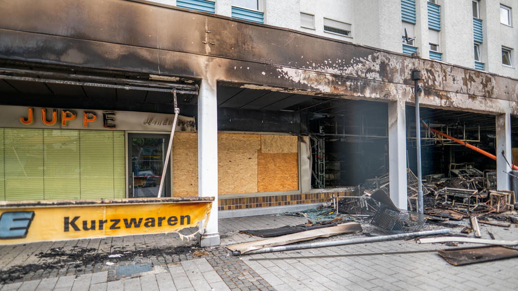 30.04.2020, Bayern, Waldkraiburg: Große Zerstörung hat ein Brand in einem türkischen Geschäft angerichtet. Eine Sonderkommission ermittelt unter der Leitung der Zentralstelle zur Bekämpfung von Extremismus und Terrorismus (ZET) der Generalstaatsanwal
