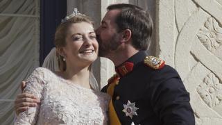  LUXEMBOURG, LUXEMBOURG: Prince Guillaume, hereditary Grand-Duke of Luxembourg and Belgian Countess Stephanie de Lannoy kiss at the balcony of Luxembourg Grand-Ducal palace after the religious marriage of Crown Prince Guillaume of Luxembourg and Princess Stephanie, Saturday 20 October 2012, in Luxembourg city. The marriage celebrations last two days.  PUBLICATIONxINxGERxSUIxAUTxHUNxONLY
