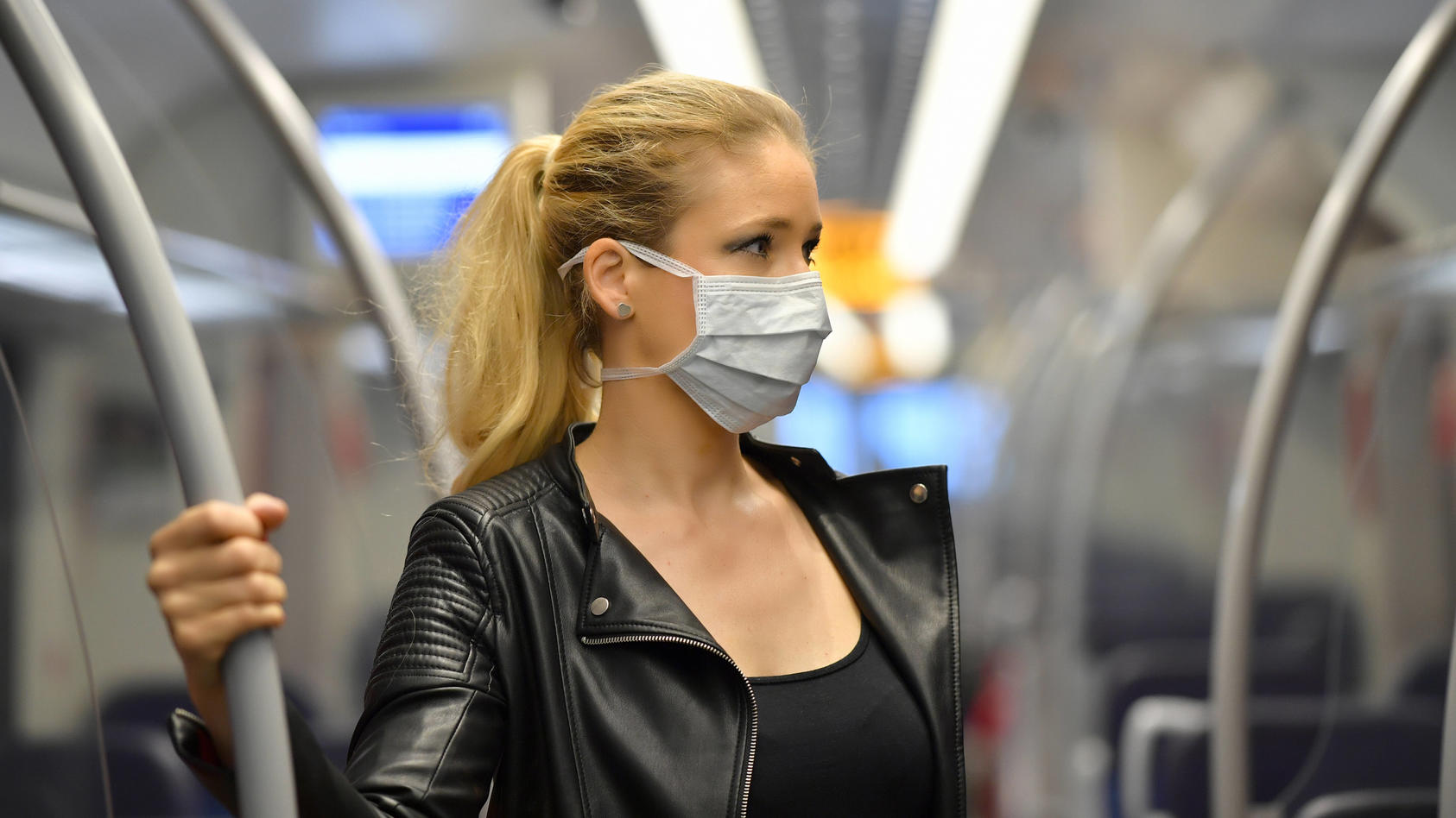 Frau mit Mundschutzmaske, steht in S-Bahn, Corona-Krise, Stuttgart, Baden-Württemberg, Deutschland Coronavirus *** Woma