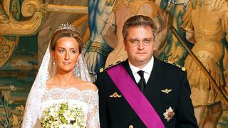 Prinz Laurent von Belgien und Prinzessin Claire posieren am 12.4.2003 in Brüssel für das offizielle Hochzeitsfoto. Der belgische Prinz Laurent (39) hat am 12.4. in Brüssel seine bürgerliche Freundin Claire Coombs (29) geheiratet.