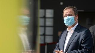 NRW-Ministerpräsident Armin Laschet (CDU) trägt eine Maske