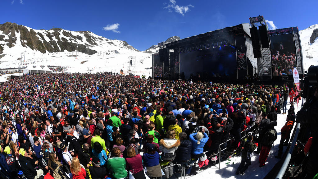 ARCHIV - 30.04.2018, Österreich, Ischgl: Die Sängerin Helene Fischer gibt beim bisher größten Top of the Mountain Closing Konzert in der Skimetropole Ischgl vor 26.000 Besuchern ein zweistündiges Konzert auf 2320 Höhenmetern. (zu dpa-Korr "Ischgls Le