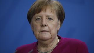 ARCHIV - 09.04.2020, Berlin: Bundeskanzlerin Angela Merkel (CDU) gibt eine Pressekonferenz. Frankreichs Staatschef Macron fährt mitten in der Covid-19-Pandemie eine Doppelstrategie. Einerseits enge Abstimmung mit Berlin, andererseits lautes Werben für gemeinsame Schulden. (zu dpa «Macron fordert in der Corona-Krise Merkel heraus») Foto: Markus Schreiber/AP POOL/dpa +++ dpa-Bildfunk +++