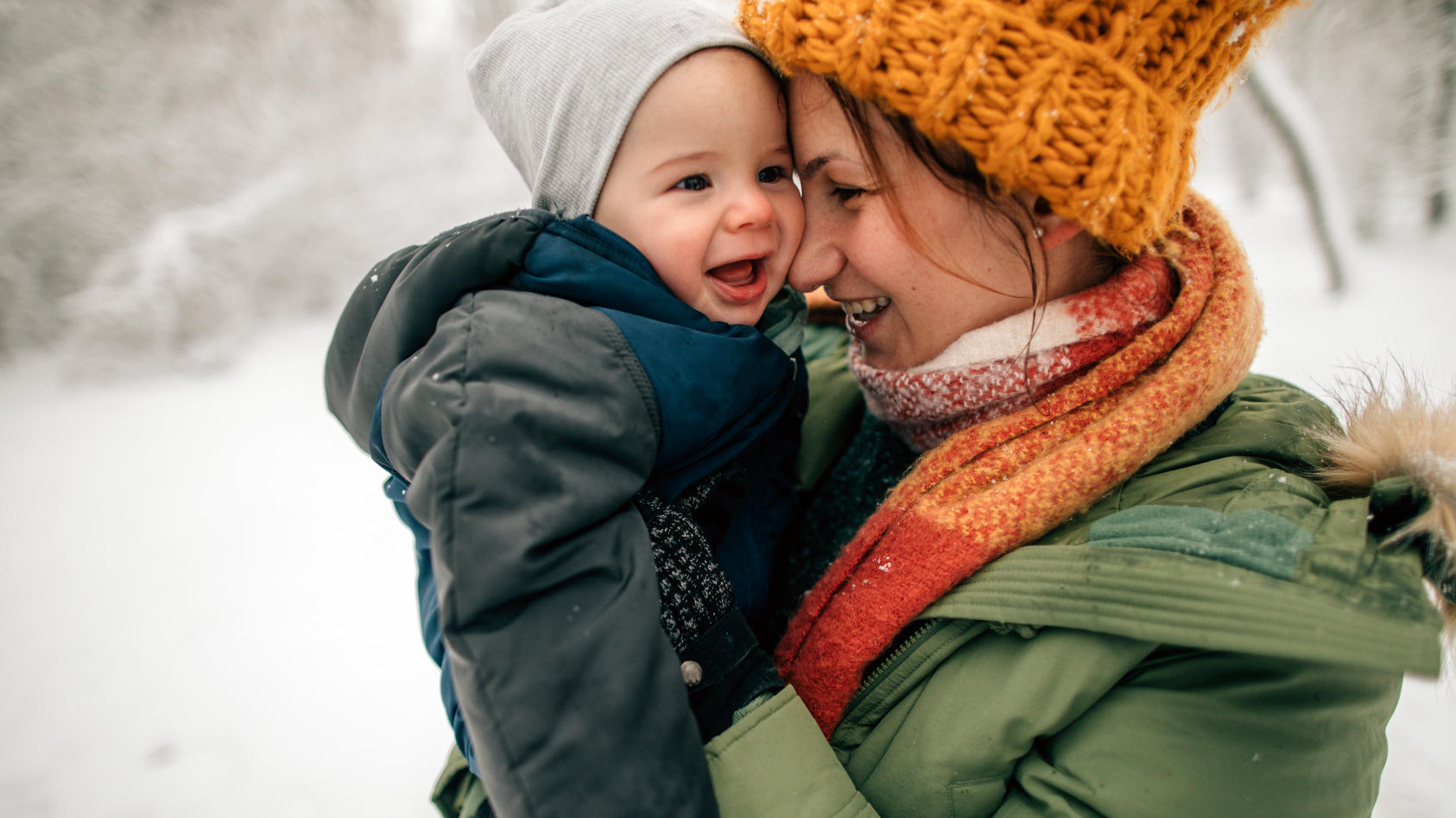 Wohlig warm durch die kalte Jahreszeit und den ersten Schnee: Was Sie bei der Winterkleidung für das Baby beachten sollten.