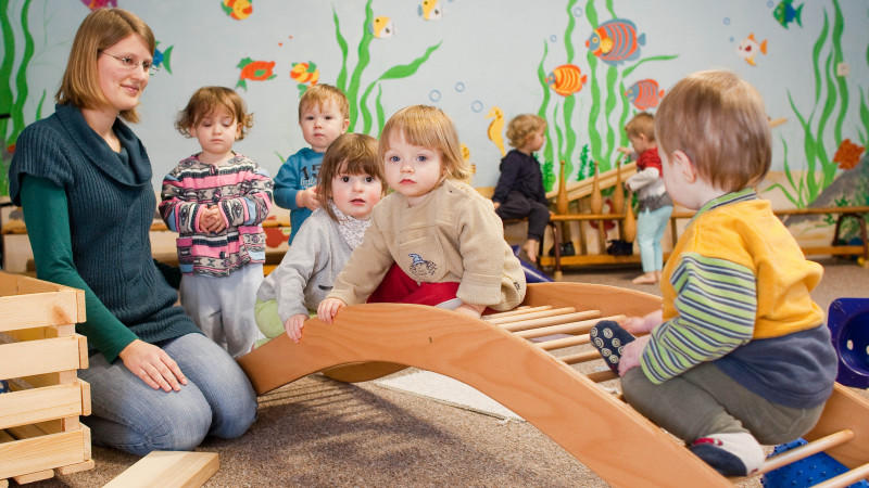 Kinder der Kneipp-Kita im brandenburgischen Buckow (Märkische Schweiz) nehmen am Dienstag (19.01.2010) an der Bewegungsförderung nach Pikler-Hengstenberg teil.