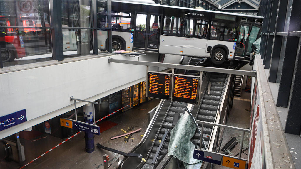 Linienbus rast durch Bahnhofsgebäude - Großeinsatz der Feuerwehr 13.05.20 - Hamburg: Gegen 13:59 Uhr raste ein Linienbus in Hamburg-Bergedorf aus bislang ungeklärter Ursache am Busbahnhof Bergedorf durch das Bahnhofsgebäude und kam über der Rolltrep