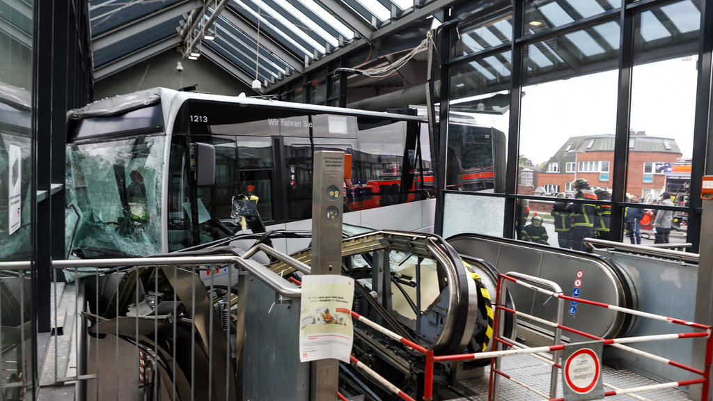 Linienbus rast durch Bahnhofsgebäude - Großeinsatz der Feuerwehr 13.05.20 - Hamburg: Gegen 13:59 Uhr raste ein Linienbus in Hamburg-Bergedorf aus bislang ungeklärter Ursache am Busbahnhof Bergedorf durch das Bahnhofsgebäude und kam über der Rolltrep