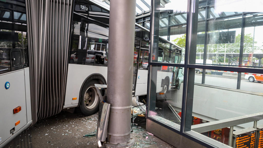 Linienbus rast durch Bahnhofsgebäude - Großeinsatz der Feuerwehr 13.05.20 - Hamburg: Gegen 13:59 Uhr raste ein Linienbus in Hamburg-Bergedorf aus bislang ungeklärter Ursache am Busbahnhof Bergedorf durch das Bahnhofsgebäude und kam über der Rolltrep