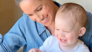 Britain's Meghan Markle, Duchess of Sussex, holds her son Archie, in California, U.S., May 2020, in this screen grab taken from a handout video.  SAVE THE CHILDREN/Handout via REUTERS THIS IMAGE HAS BEEN SUPPLIED BY A THIRD PARTY. MANDATORY CREDIT. NO RESALES. NO ARCHIVES