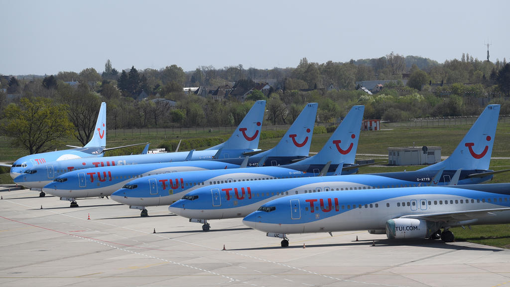 FILE PHOTO: Planes of German carrier TUI parked on a closed runway at the airport in Hanover because of coronavirus travel restrictions, Germany, April 18, 2020. REUTERS/Fabian Bimmer/File Photo