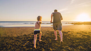  Father and son running on the beach, rear view model released Symbolfoto IHF00327