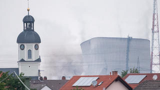 14.05.2020, Baden-Württemberg, Philippsburg: Die Kühltürme des stillgelegten Atomkraftwerks fallen kurz nach der Sprengung zusammen. Der letzte Block des Kraftwerks wurde am 31. Dezember 2019 abgeschaltet. Nun wird es zurückgebaut. Foto: Sebastian Gollnow/dpa +++ dpa-Bildfunk +++