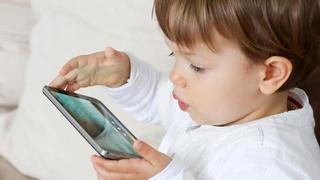 Kleinkind mit Smartphone